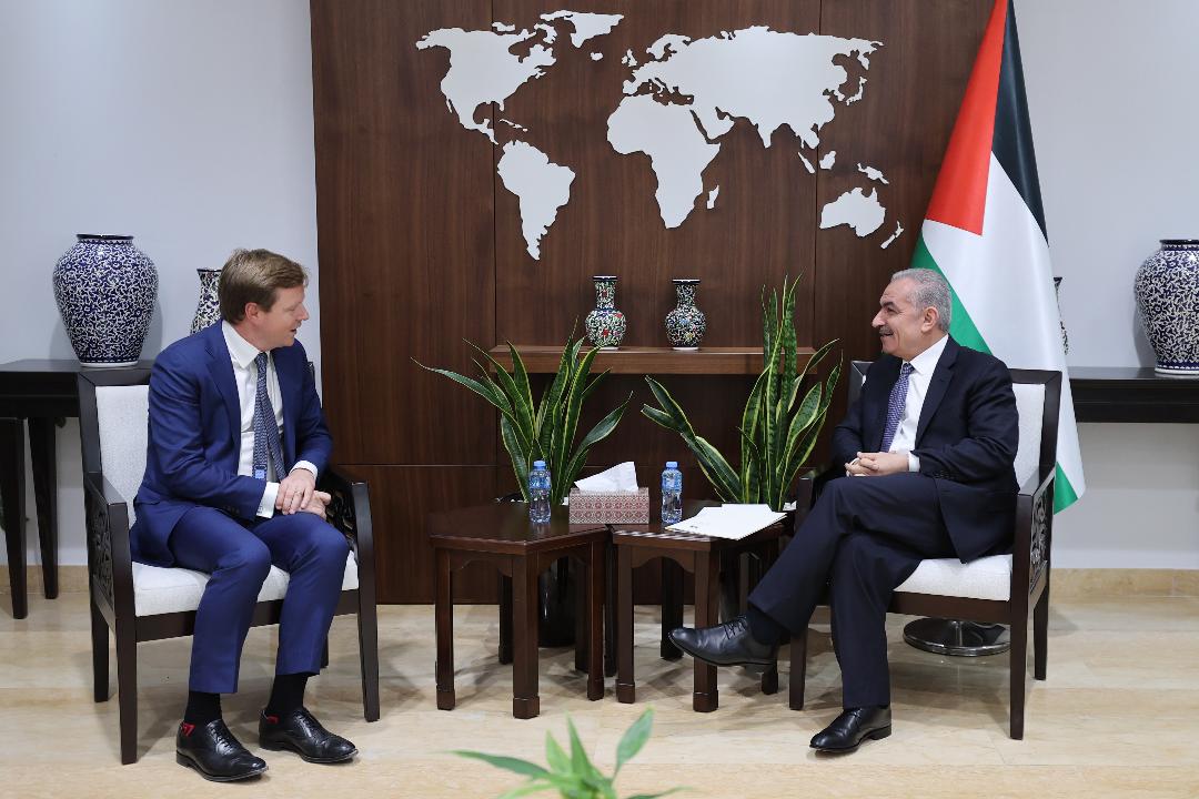 اشتية خلال لقائه مدير شؤون الشرق الأوسط وشمال إفريقيا في وزارة الخارجية والتنمية البريطانية ستيفن هيكي